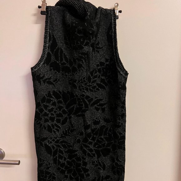 Black Rose Pattern Sleeveless Turtleneck Dress, Petite - Picture 2 of 3